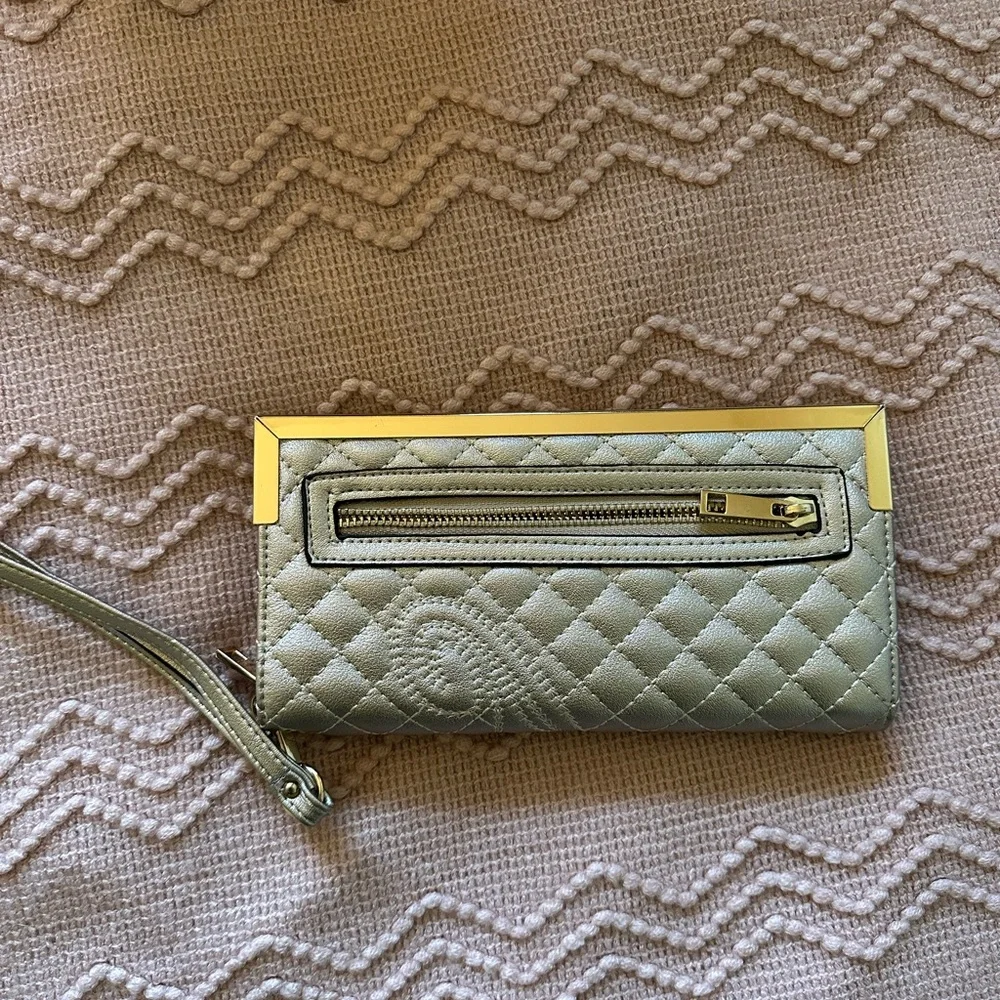 Women’s wristlet with gold accents and‎ wrist strap